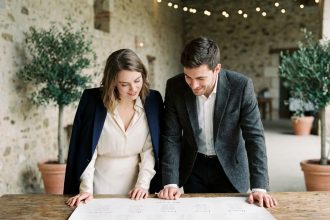 Jeune couple élégamment habillé planifiant un mariage à Toulouse