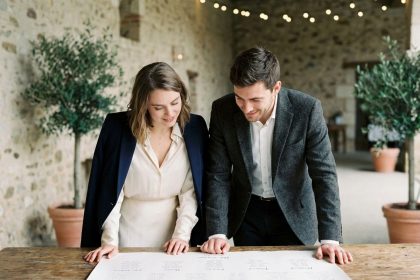 Jeune couple élégamment habillé planifiant un mariage à Toulouse