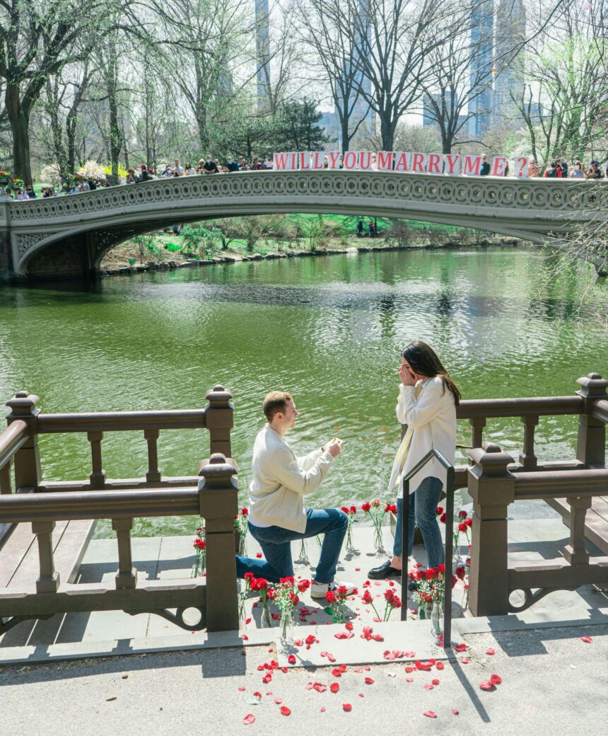 Demande en mariage romantique à l'étranger dans un cadre idyllique