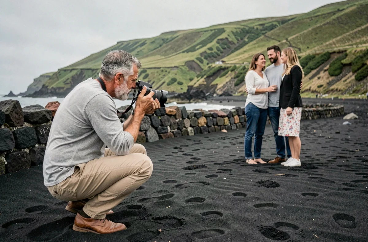 Photographe en action lors d'une séance photo de couple sur la plage de sable noir de Saint-Pierre